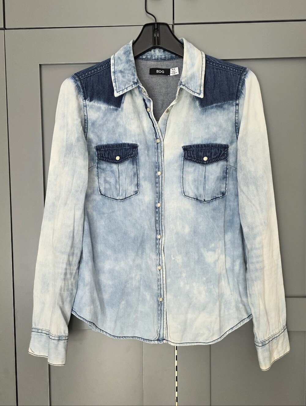 Urban Outfitters BDG Faded Denim Chambray 100% Cotton Pearl Snap Shirt Sz M